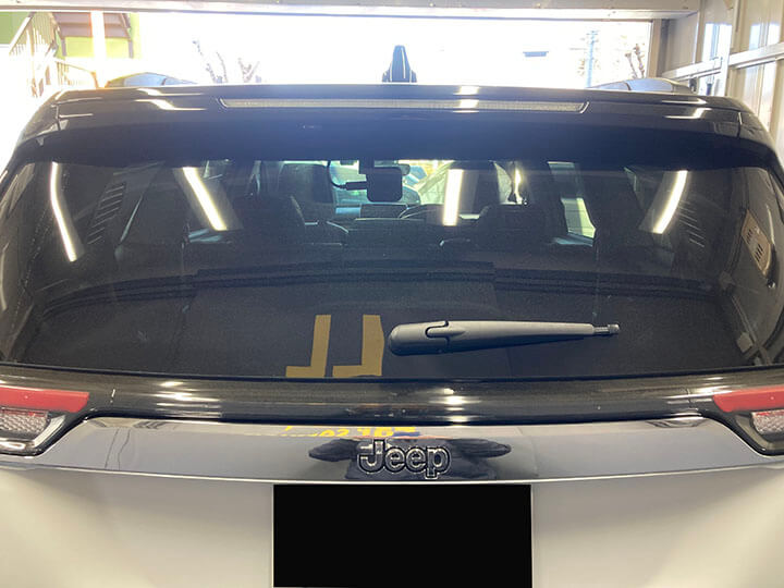 令和７年コマンダーのカーフィルム施工前のリアガラス
